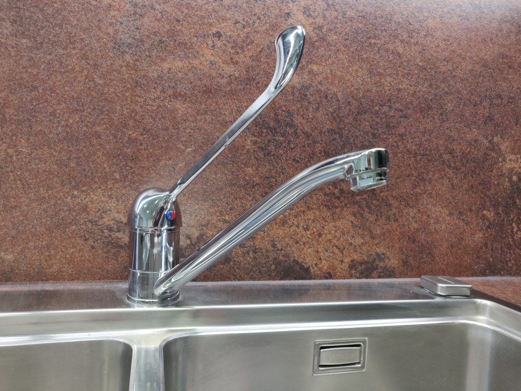 Heinrichschulte ALPHA 300 Küchenarmatur – Niederdruck, Schwenkbarer Auslauf, Chrom, Für Drucklose Warmwasserbereiter