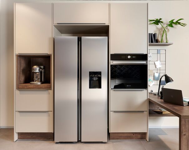 Impuls Kueche mit umbauten Side by Side Kuehlschrank
